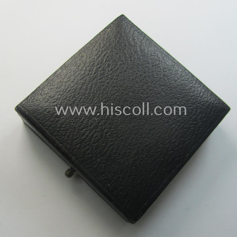 'Verwundeten-Abzeichen in Gold' being a non-maker-marked- and typical 'Buntmetall'-based (and period engraved!) example that comes stored in its maker- (ie. 'Hauptmünzamt - Wien'-) marked etui