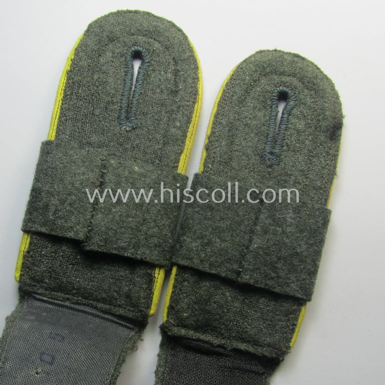 Pair of WH (Heeres) so-called: 'M40- o. M43'-styled NCO-type shoulderstraps having a pair of 'A'-'Überschuben' period-attached as intended for an: 'Uffz. eines Nachr.-Rgts. o. Abts.'