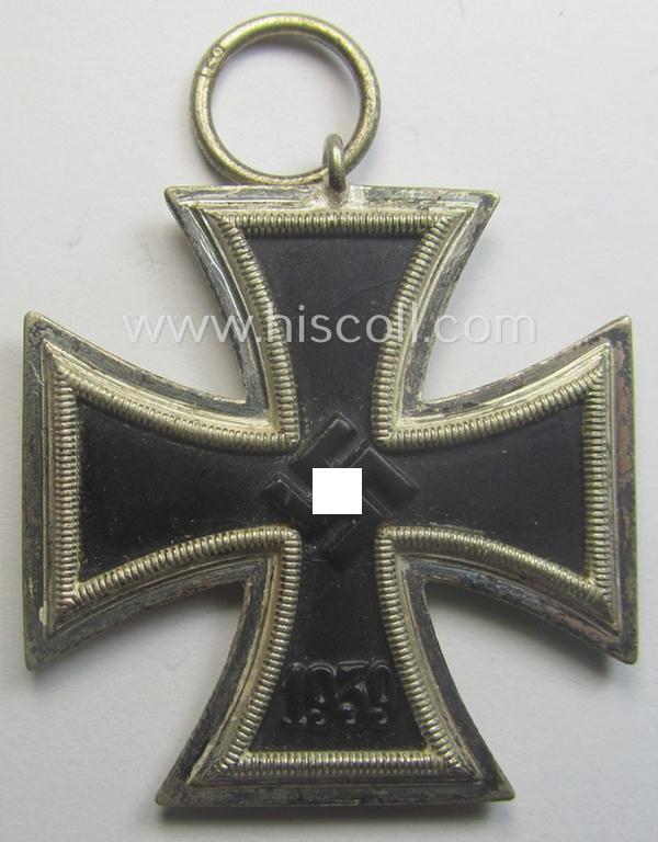 'Eisernes Kreuz II. Klasse' being a maker- (ie. '40'-) marked example that comes together with its non-confectioned ribbon (ie. 'Bandabschnitt') by the maker (ie. 'Hersteller'): 'Berg & Nolte'