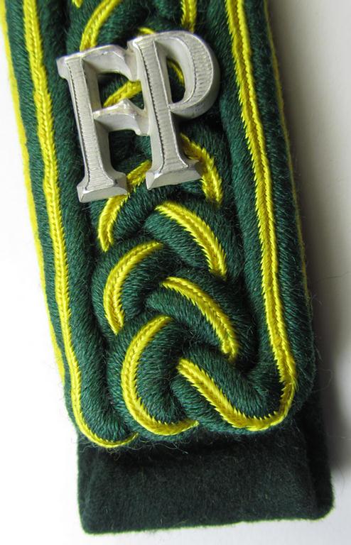 Attractive - albeit single but still scarcely encountered! - specific 'cyphered'-, EM-type shoulderboard, as was intended for a WH (Heeres) 'Feldpost-Lagermeister' (being of a rank comparable with a soldiers'-rank)