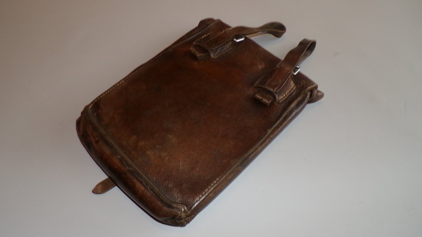 Kartentasche with content