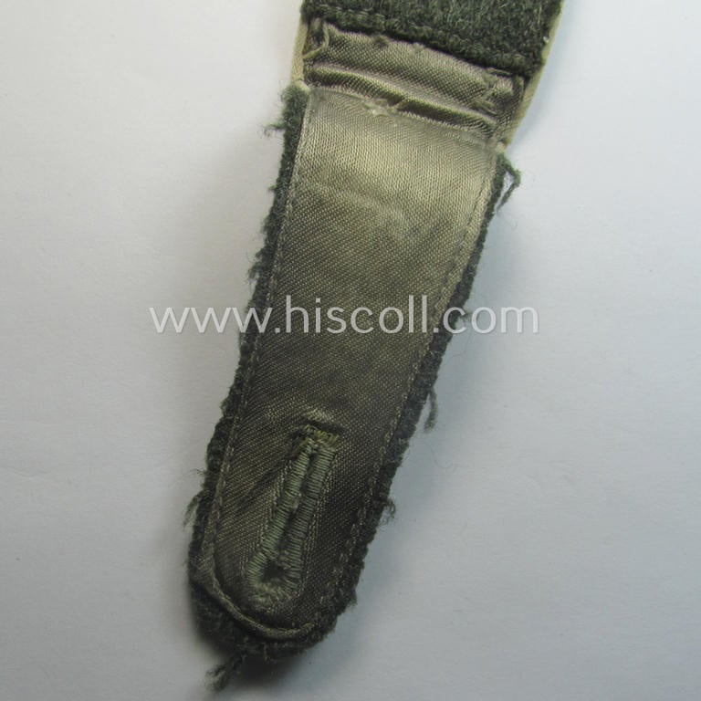 Single - albeit nevertheless rarely seen! - WH (Heeres) NCO-type, 'M41- (ie. 43'-) pattern- and neaty 'cyphered' shoulderstrap as was intended for usage by a: 'Soldat der Inf.-Truppen u. Mitglied der Unteroffiziersschule Ettlingen'