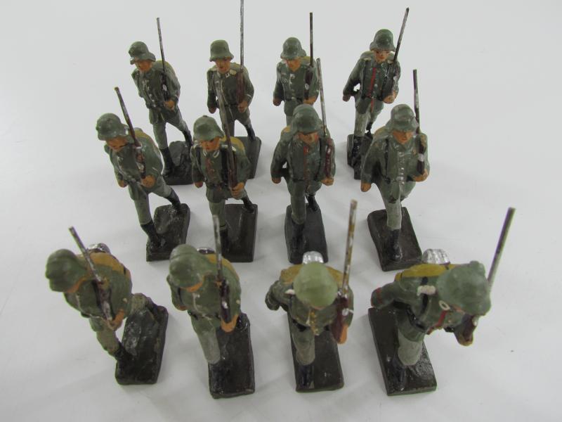 Grouping of 13 x WW2 Era German Toy Soldiers