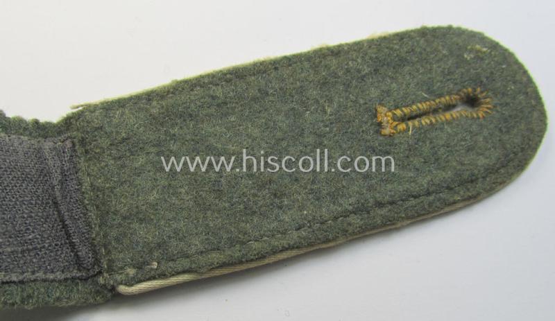 Single - albeit nevertheless rarely seen! - WH (Heeres) NCO-type, 'M40- (ie. 43'-) pattern- and neaty 'cyphered' shoulderstrap as was intended for usage by a: 'Soldat der Inf.-Truppen u. Mitglied einer Unteroffiziersschule'