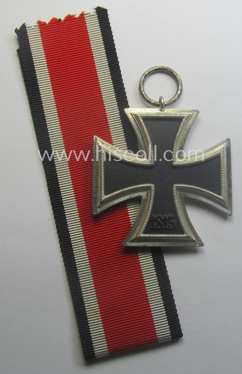 'Eisernes Kreuz II. Klasse' being a maker- (ie. '40'-) marked example that comes together with its non-confectioned ribbon (ie. 'Bandabschnitt') by the maker (ie. 'Hersteller'): 'Berg & Nolte'