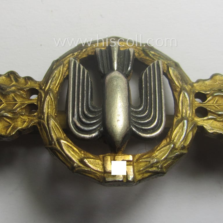 Tombak- (ie. 'Buntmetall'-) based- and/or (typical) non-maker-marked example of a WH (Luftwaffe) 'Frontflugspange für Kampfflieger in Gold' as was presumably produced by the: 'C.E. Juncker'-company