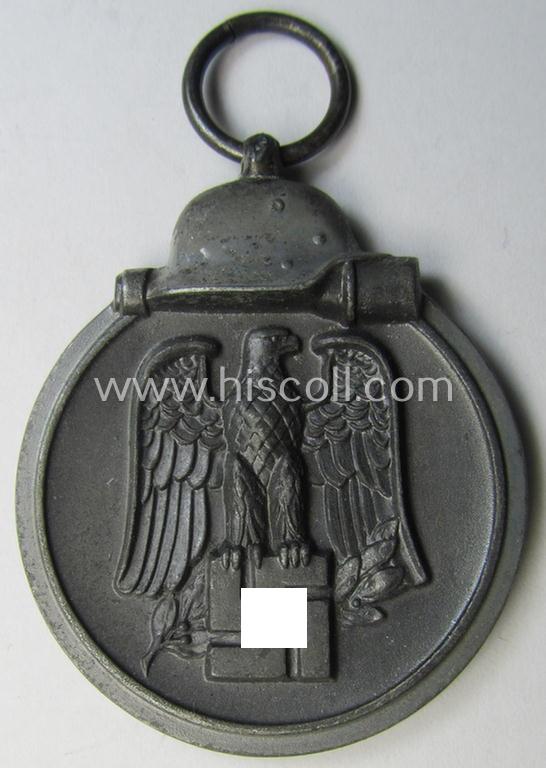 Attractive medal-set: 'Winterschlacht im Osten 1941-42' being a maker- (ie. '60'-) marked- (and/or 'Feinzink'-based) specimen by the maker: 'Katz & Deyhle' and that comes together with its (minimally confectioned) ribbon (ie. 'Bandabschnitt...