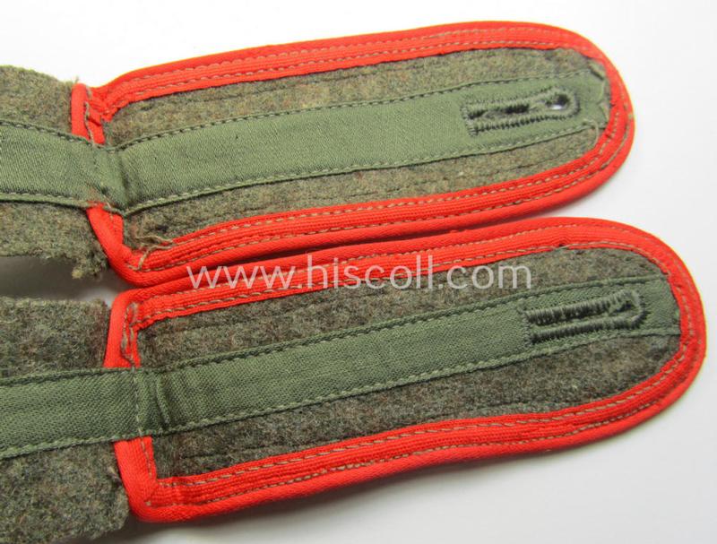Attractive - and fully matching! - pair of later-war-period, WH (Heeres) so-called: 'M44'-style-, 'simplified', enlisted-mens'-type shoulderstraps as was intended for a: 'Soldat der (Sturm)Artillerie-Truppen'