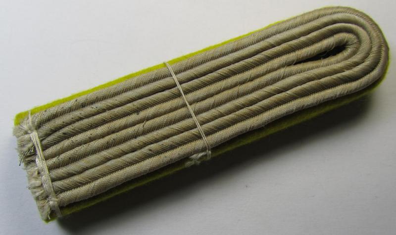 Fully matching pair of WH (Heeres) officers'-type shoulderboards as was intended for uage by a: 'Leutnant eines Nachrichten-Abteilung o. Regiments'