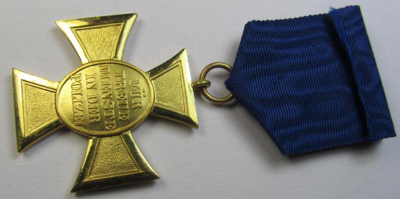 Attractive, golden-class 'Polizei-Dienstauszeichnung 1. Stufe' (or: police loyal-service medal first-class) being a non-maker-marked example that comes mounted onto its accompanying (long-sized!) ribbon (ie. 'Bandabschnitt')