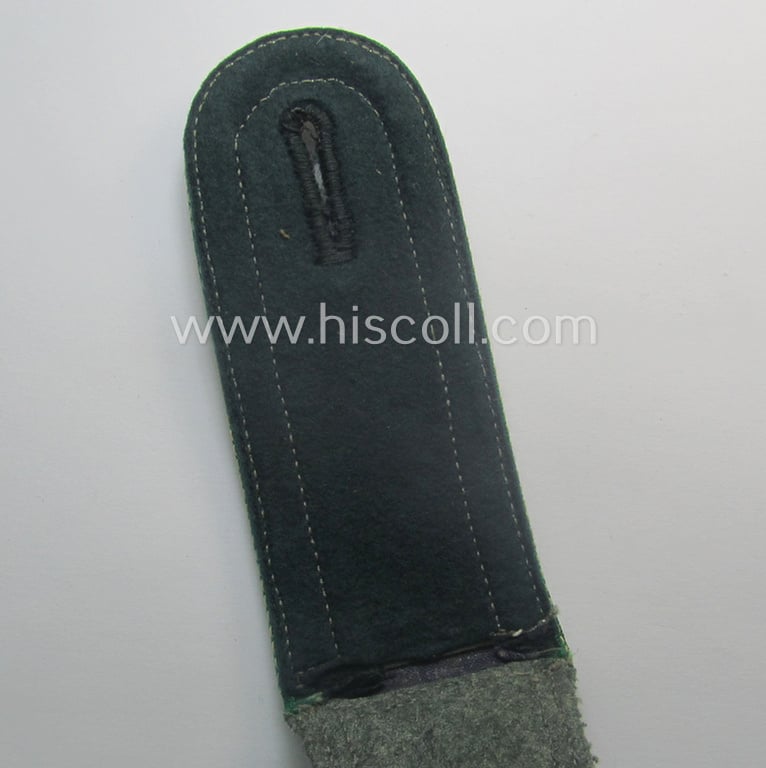 Single, WH (Heeres) NCO-type (ie. 'M40'-pattern- and neatly 'cyphered') shoulderstrap as was intended for usage by an: 'Uffz. eines (Gebirgs)Jäger-Rgts.' (ie. 'Divisionseigene-Abteilung' and part of the: '17. Inf.-Div.)