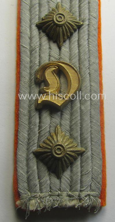 Single, WH (Heeres) 'cyphered' officers'-type shoulderboard as piped in the bright-orange (ie. 'orangeroter'-) coloured branchcolour as was intended for a: 'Hauptmann u. Mitglied einer Divisionsstabes'