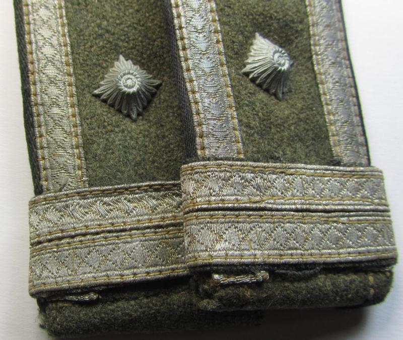 Fully matching - and scarcely seen! - pair of WH (Heeres) NCO-type (ie. 'M40-/M43'-pattern) shoulderstraps as was intended for usage by a: 'Feldwebel u. Offiziers-Anwärter eines Pionier-Bataillons o. Regiments'