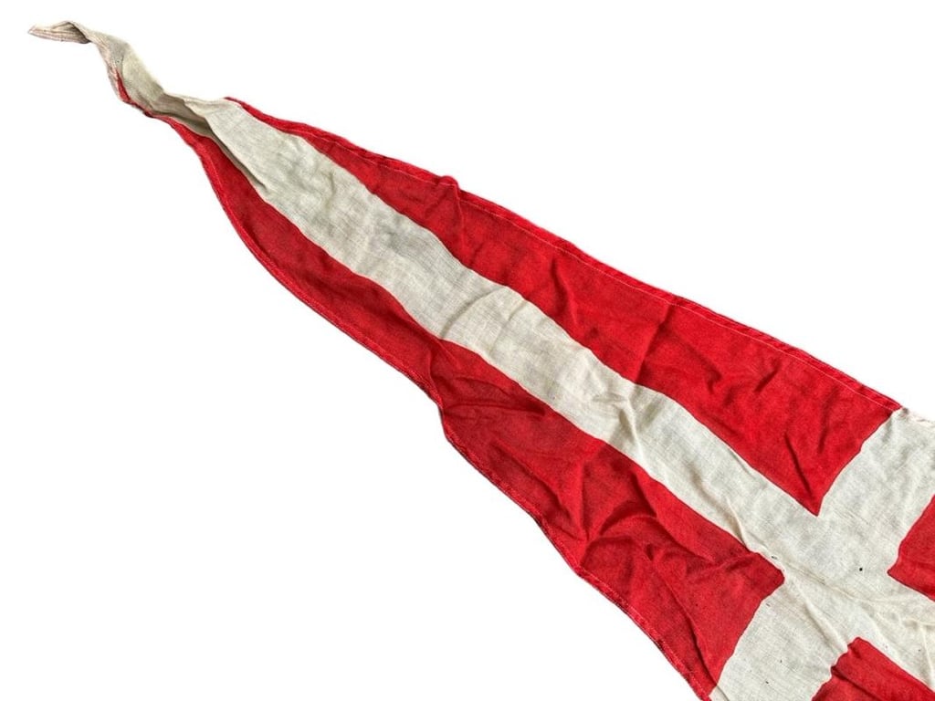 International Ships Signal Flag ' 4 ' ( Numeral pennant )