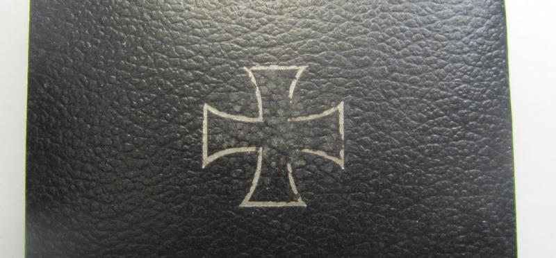 Attractive - albeit empty! - luxuriously-styled etui as was specifically intended to store an: 'Eisernes Kreuz 1. Klasse' (or: Iron Cross 1st class) that comes in an overall nicely preserved condition