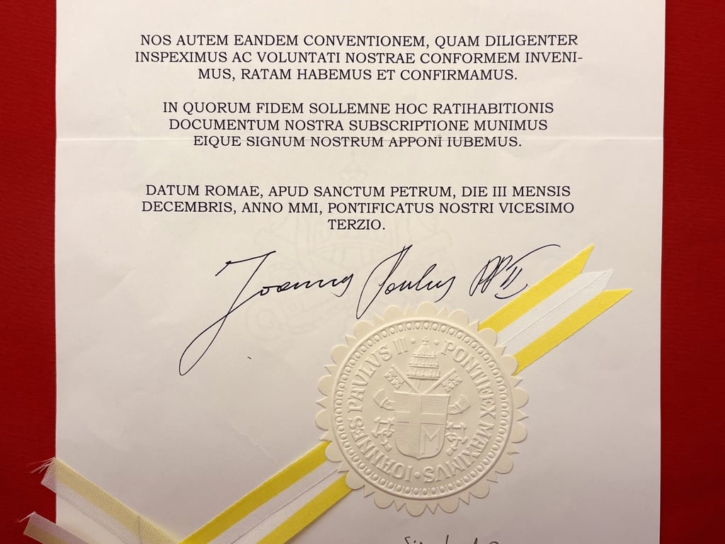 MAGNIFICENT AUTHENTIC SAINT POPE JOHN PAUL II HAND SIGNED VATICAN DOCUMENT.