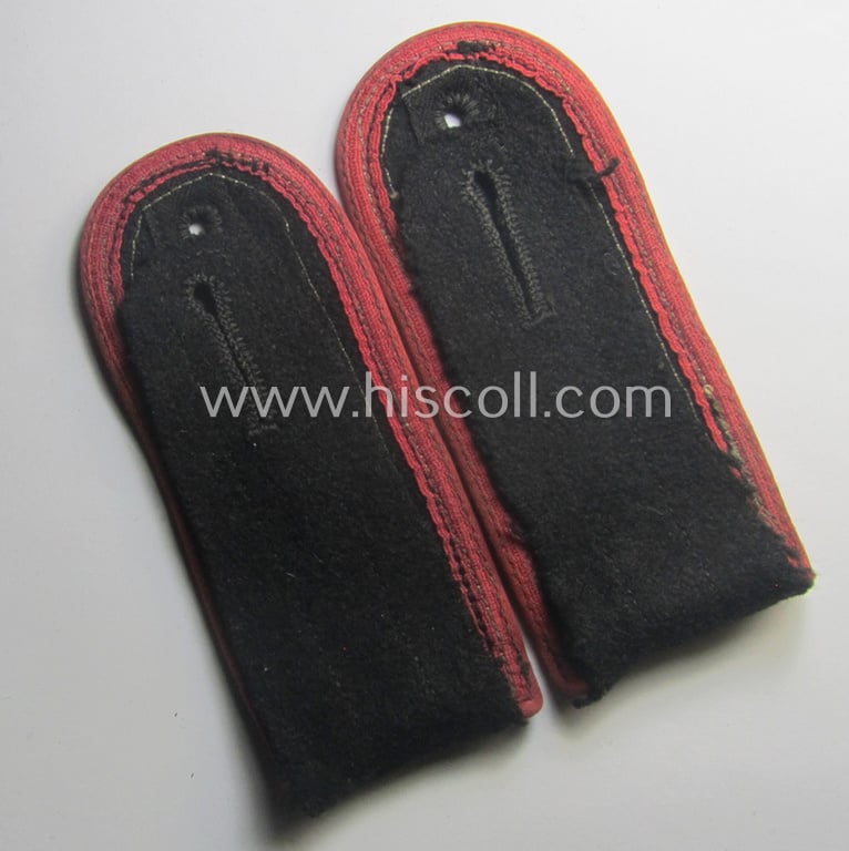 Fully matching, WH (Heeres) later-war period- (ie. 'simplified'- ie. 'M44'-pattern-) NCO-type shoulderstrap-pair (as was specifically intended to be used on the black-coloured, 'wrap-around'-styled Panzer-tunics: 'Uffz. der Panzer-Trpn.'