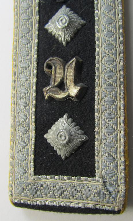 Attractive - albeit regrettably single - Waffen-SS neatly 'cyphered' (ie. 'private-purchased' ie. tailor-made-pattern!) NCO-type shoulderstrap as was intended for usage by a: 'SS-Hauptscharführer eines Kavallerie- o. Aufklärungs-Abts.'