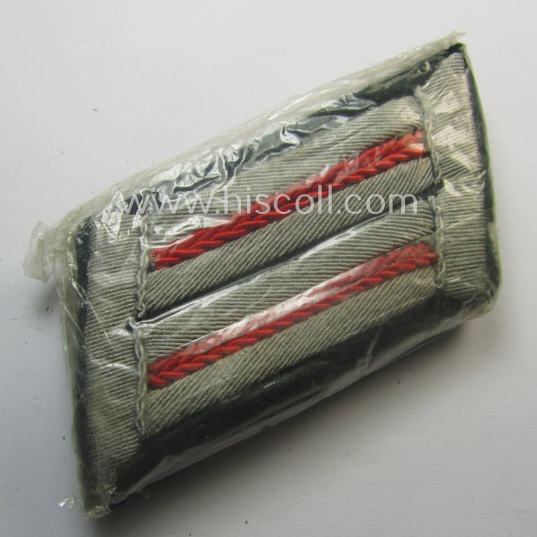 Never used - ie. still 'virtually mint ie. unissued'! - pair of WH (Heeres) officers-collar-patches (ie. 'Kragenspiegel') for an: 'Offiz. der (Sturm)Artillerie-Trpn.' that came packed in its period  'Cellophan'-pouch