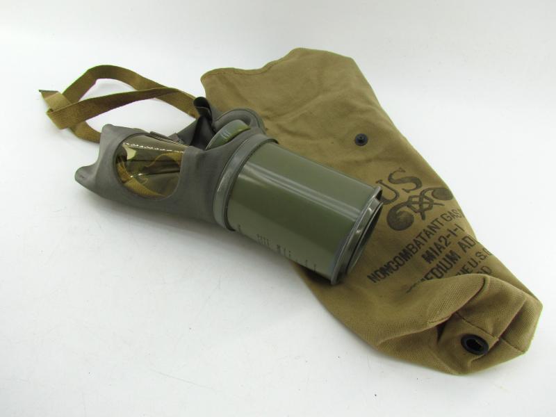 US Army M1A2 Noncombatant Gas Mask with Bag