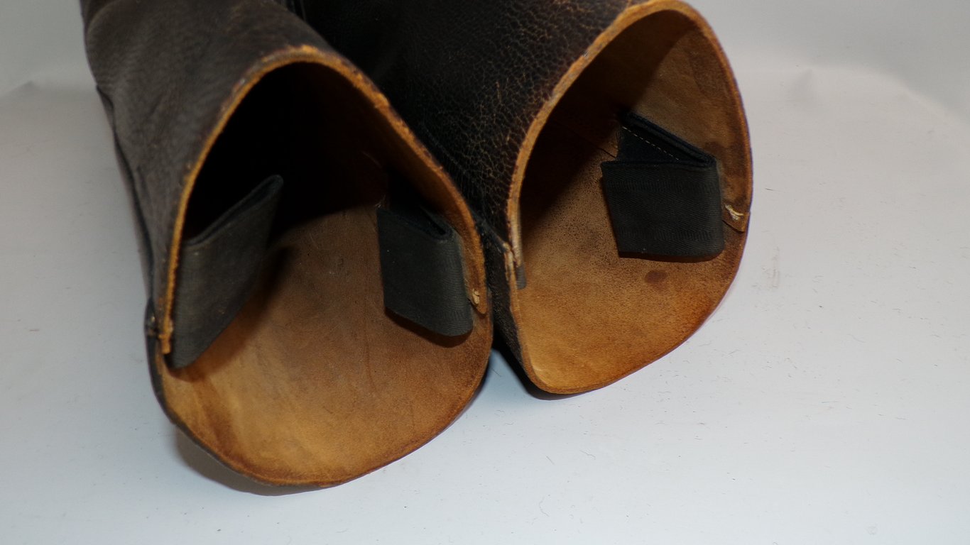 Mint Marschstiefel or "Knobelbecher" (jackboots)