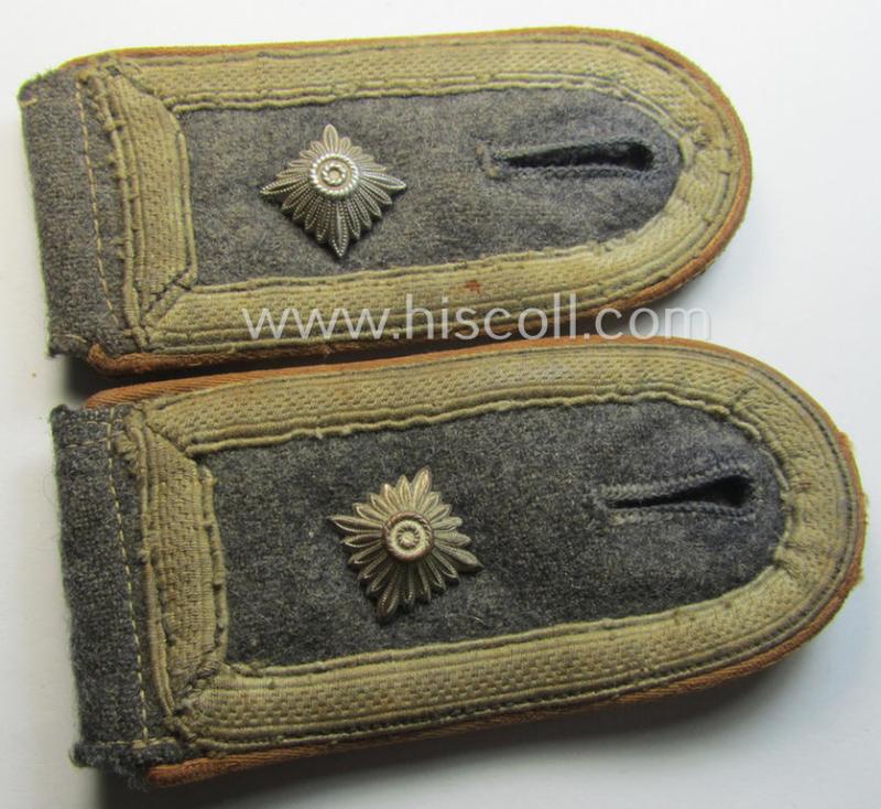 Attractive - and fully matching! - WH (Luftwaffe) NCO-insignia-set (comprising of a pair of shoulderstraps and ID-disc!) as was intended for usage by a: 'Feldwebel und Mitglied eines Nachrichten-Regiments'