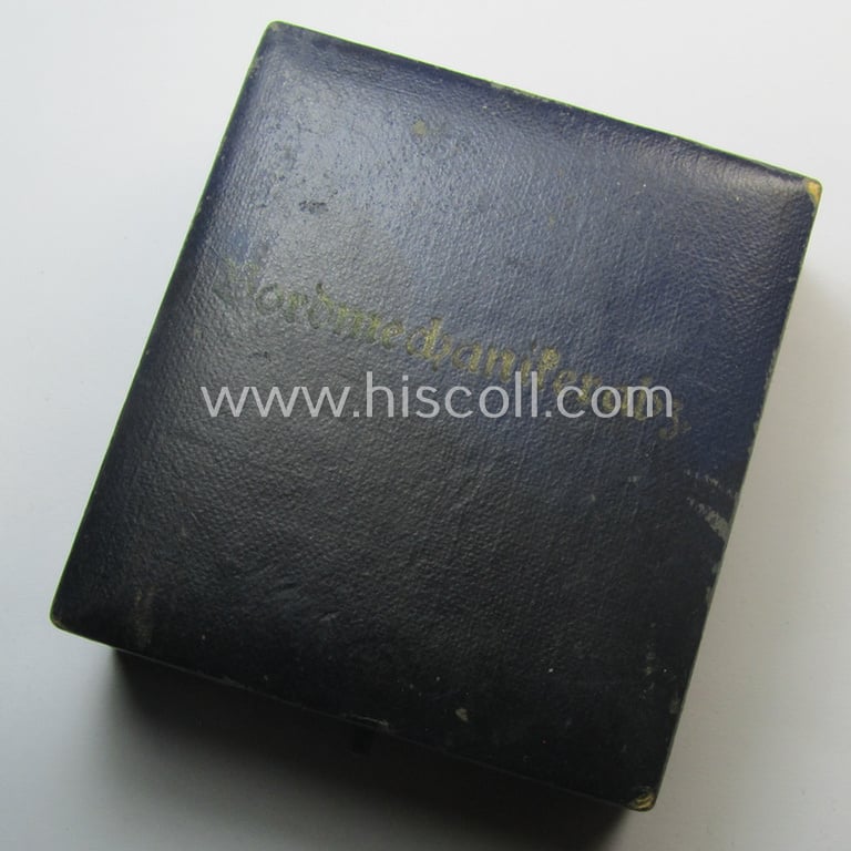 WH (LW) 'Fliegerschützen-Abzeichen ohne Blitzbündel' being a maker- (ie. 'Wilh. Deumer'-) marked- and/or: typical zinc- (ie. 'Feinzink'-) based example as was produced by the: 'Wilh. Deumer'-company that comes stored in its period etui
