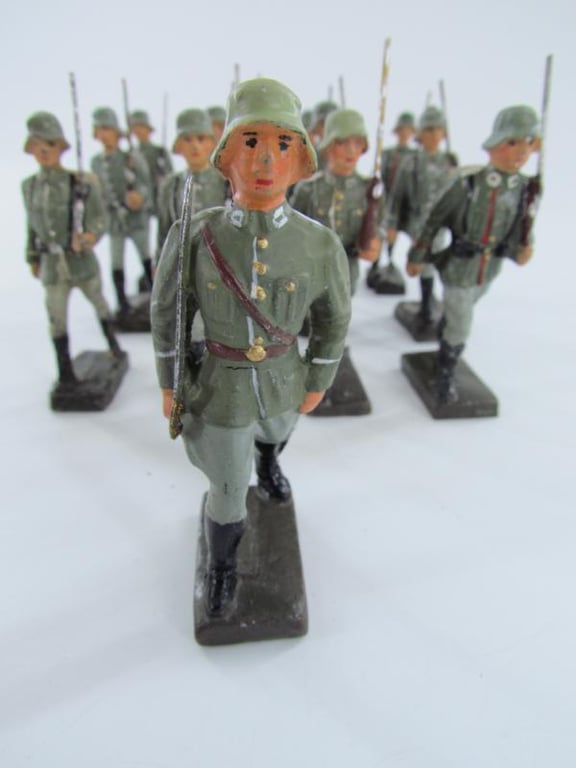 Grouping of 13 x WW2 Era German Toy Soldiers