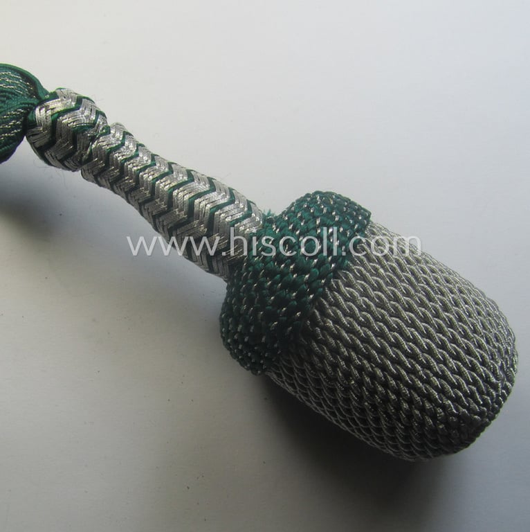 Darker-green- and silver-coloured, NCO-type side-arm knot (ie. 'Portepee' ie.: 'Troddel') as was used for the various WH-bayonets that comes in an overall very nice- (I deem 'virtually mint- ie. unissued'-), condition