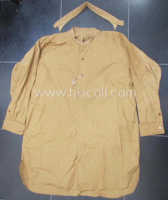 'Virtually mint- ie. unissued', N.S.D.A.P. 'standard-issue'-pattern, beige-brown- (ie. 'braunes'-) coloured: 'under-the-tunic'-shirt (ie. 'Braunhemd nach Vorschrift') with its removable collar and period 'RzM'-tag still attached