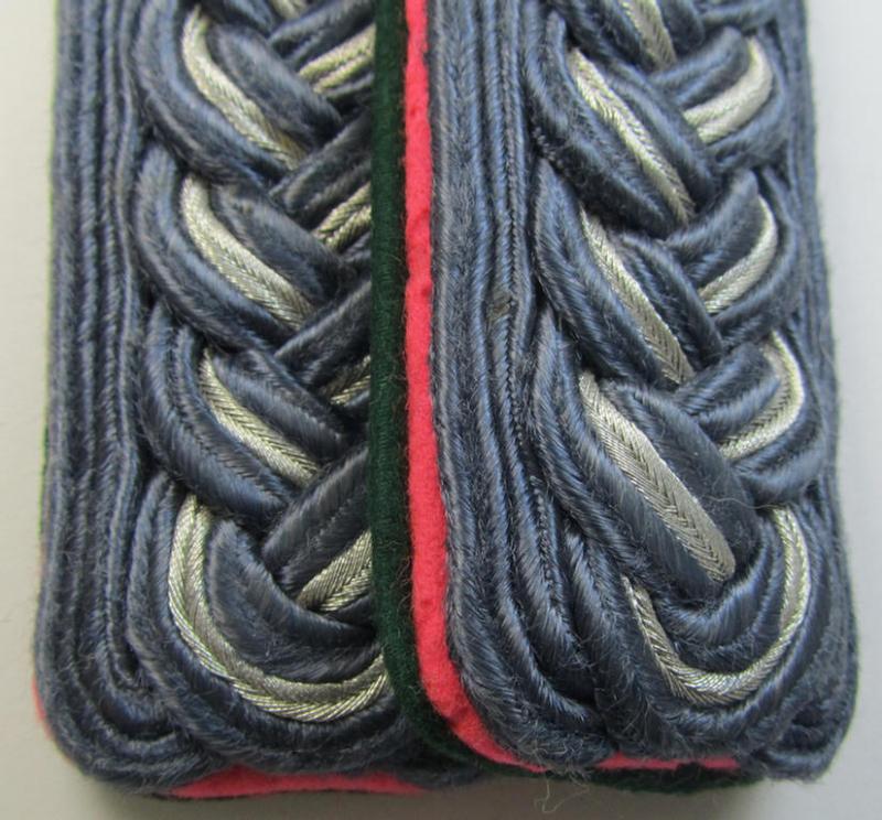 Attractive - fully matching and scarcely encountered! - pair of WH (Luftwaffe) NCO-type shoulderboards as was intended for a medium-ranked, administrative-official (ie. NCO) having the rank of: 'Unterfeldwebel' (ie.: 'Beambter des mittleren Dienst...