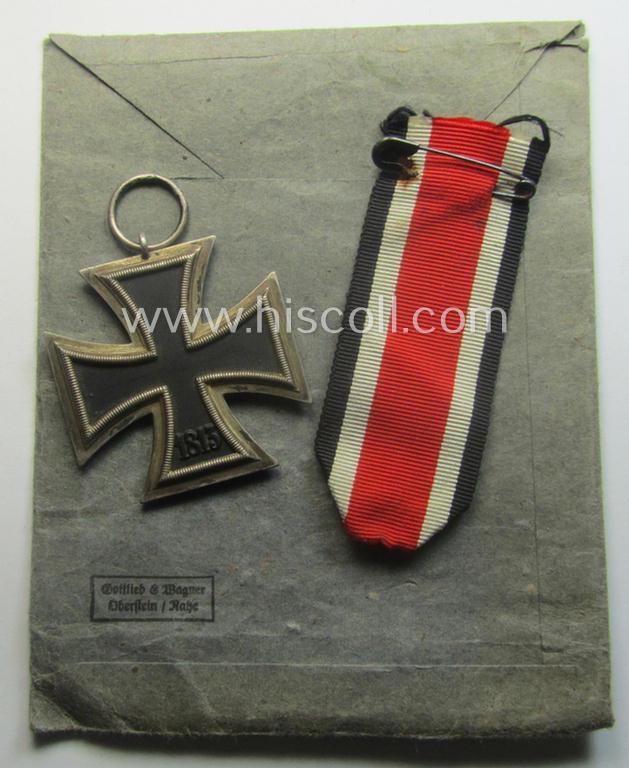 Interesting (and complete!) 'Eisernes Kreuz II. Klasse'-set comprising of a non-maker-marked example that comes stored in its period, 'Zellstoff'-based pouch by the distributor (ie. 'Hersteller'): 'Gottlieb & Wagner - Oberstein/Nahe'