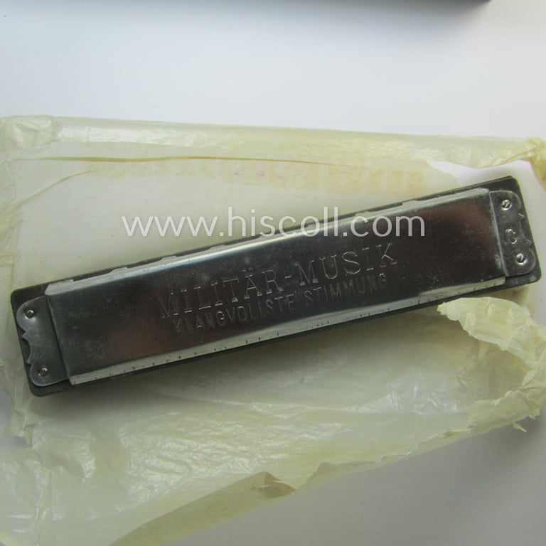 Superb - and still 'virtually mint ie. unissued'! - TR-era- (ie. 'Deutsche Wehrmacht'-) related harmonica entitled: 'Miltär Musik' that came stored in its original and/or carton-based box ie. etui