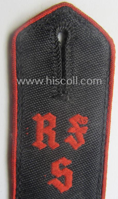 Superb - single but nevertheless rarely found! - bright-red-piped and neatly 'cyphered': 'Allgemeine' HJ ('Hitlerjugend') shoulderstrap as was intended for - and worn by! - a: 'Hitlerjunge' serving within the: 'RFS' (or: 'Reichsfinanzschul...