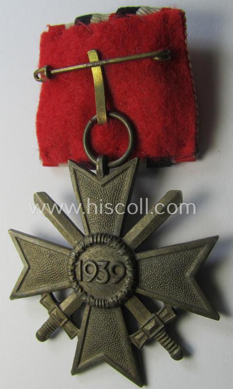 Attractive - and unusually seen! - golden-bronze-toned so-called: 'Einzelspange' showing a: 'Kriegsverdienstkreuz II. Klasse mit Schw.' (or: war-merits' cross 2nd class with swords) being a very detailed- and/or 'Feinzink'-based specimen