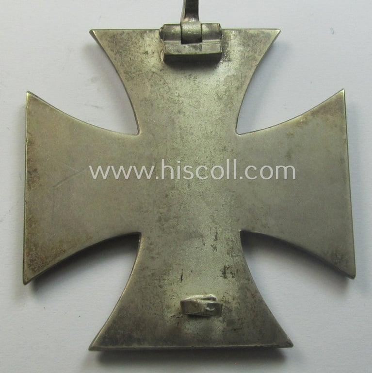 'Eisernes Kreuz 1. Kl.' (or: Iron Cross 1st class) being a (typical) maker- (ie. '100'-) marked example by the maker (ie. 'Hersteller'): 'R. Wächter u. Lange' and that comes in its original etui as issued