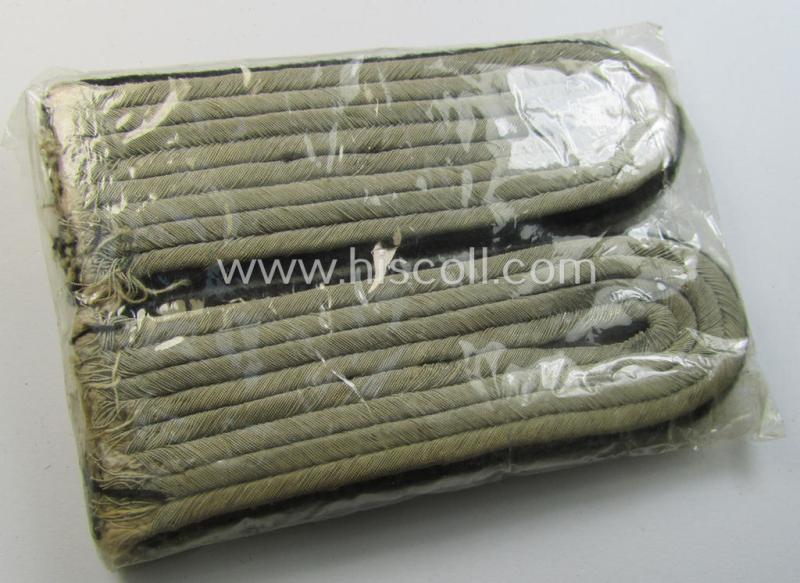 Pair of WH (Heeres) neatly 'cyphered', officers'-type shoulderboards as (dual)piped in the black-coloured branchcolour as was intended for a: 'Leutnant der Reserve eines Pionier-Batallions'