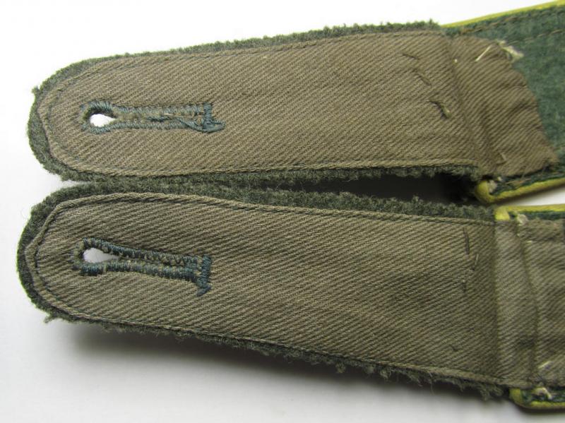 Attractive - and fully matching! - pair of so-called: 'M43'-pattern, WH (Heeres) NCO-type shoulderstraps as piped in the  bright-yellow- (ie. 'zitronengelber'-) coloured branchcolour as intended for an: 'Uffz. eines Heeres-Nachrichten-Abteilungs...
