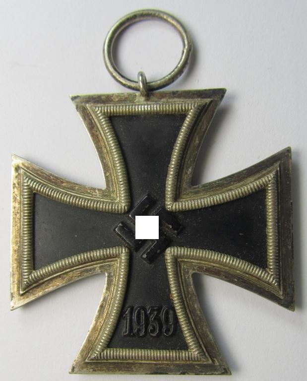 Attractive, 'Eisernes Kreuz II. Klasse' being a non-maker-marked example that comes together with its original- and never-mounted ribbon (ie. 'Bandabschnitt') as was (I deem) produced by the maker (ie. 'Hersteller'): 'Grossmann & Co.'
