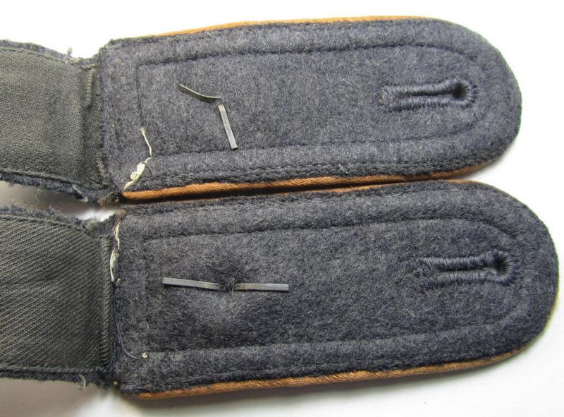 Attractive - and fully matching - pair of WH (Luftwaffe) NCO-type shoulderstraps as piped in the light-brown-coloured branchcolour as was intended for a: 'Feldwebel der Nachrichten-Truppen'