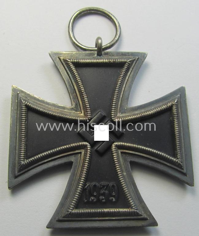 Superb - and 'virtually mint'! - 'Eisernes Kreuz 2. Kl.' (ie. Iron Cross 2nd Class) being a non-maker-marked example that comes stored in its period 'Zellstoff'-based pouch as was produced by the: 'Rudolf Souval'-company