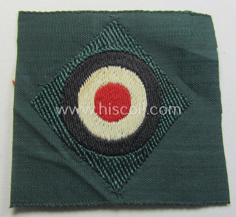 Neat, WH (KM ie. 'Küsten-Marine o. Marine-Artillerie') side-cap-eagle and cocarde-set (being a 'virtually mint- ie. unissued' set as executed in golden-yellow-coloured linnen on a darker-green-coloured background)