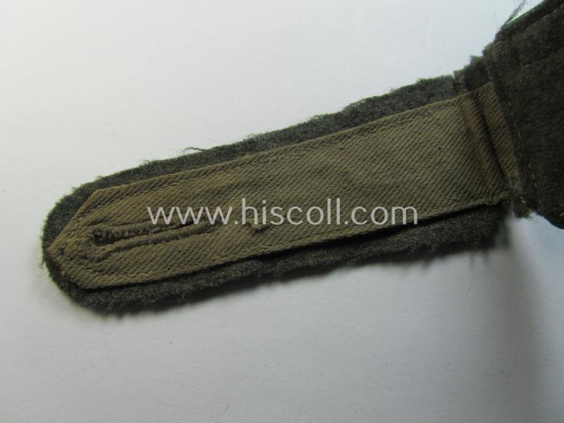 Single - but nevertheless scarcely seen! - WH (Heeres) NCO-type shoulderstrap as was piped in the darker-green branchcolour as was intended for an: 'Unteroffizier' who served within a: 'Jäger- o. Gebirgsjäger-Regiments'