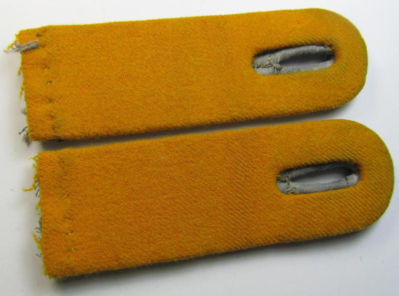 Neat - and fully matching! - pair of WH (Heeres) officers'-type shoulderboards as was intended for - and clearly used by! - a: 'Leutnant eines Kavallerie o. Aufklärungs-Abteilungs'