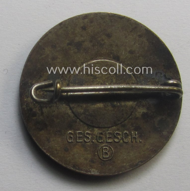 Enamelled membership-pin (ie. 'Mitgliedsabzeichen') as was intended for a member within the: 'Reichsbund der Kinderreichen Deutschlands zum Schutze der Familie' (o. 'RDK') being a red-coloured example as was intended for a: 'Familienwart'