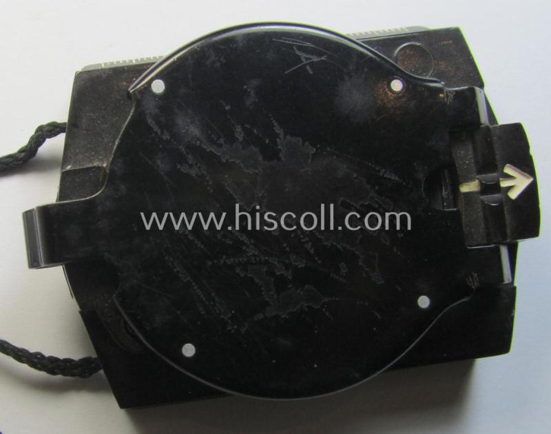 'Standard-issue'-pattern, WH compass (or: 'Marschkompass') as executed in black-coloured 'Bakelite' (being a non-maker-marked example that comes mounted onto its period cord)