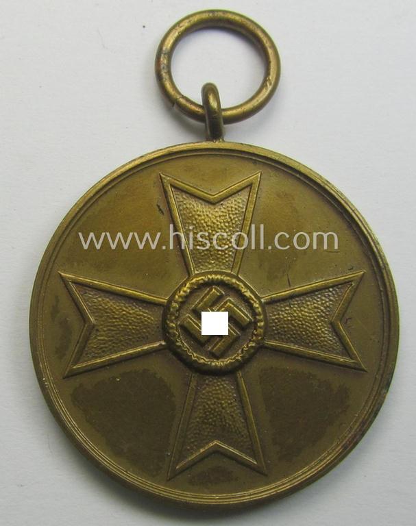 'Kriegsverdienstmedaille 1939'-set comprising of a non-maker-marked- (and/or: typical 'Buntmetall'-based!) specimen that came together with its ribbon and 'Zellstoff'-based pouch by the maker: 'Robert Hauschild'