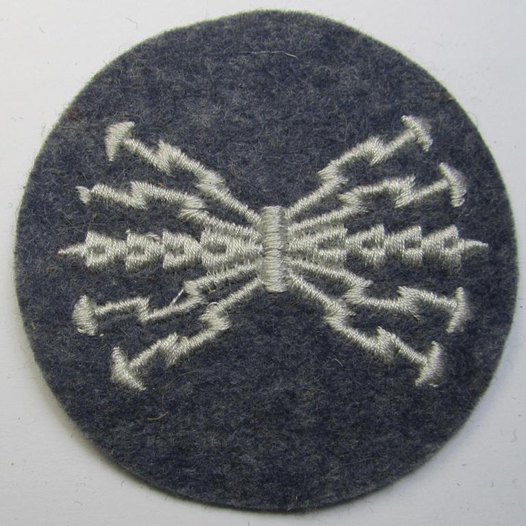 WH (Luftwaffe) machine-embroidered, trade- ie. special-career ie. proficiency patch (ie. 'Laufbahn- o. Tätigkeitsabzeichen') as was specificallly intended for usage by: 'Luftnachrichtenpersonal mit Funkprüfung B'