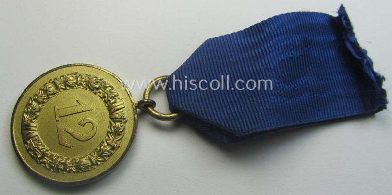 WH (Heeres o. KM) bright golden-toned 'WH-DA der 3. Klasse für 12 Jahre Dienstzeit' that comes mounted onto its accompanying ribbon (ie. 'Bandabschnitt') having a golden-toned eagle-device attached