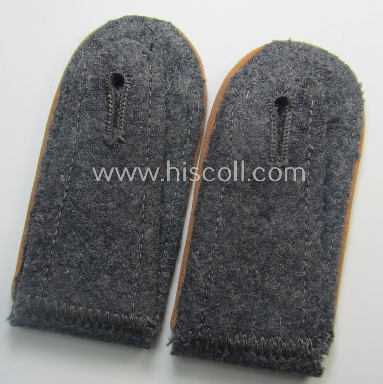 Pair of WH (Luftwaffe) EM-type shoulderstraps as piped in the light- ie. rust-brown- (ie. 'hell- o. kupferbrauner'-) coloured branchcolour: 'Soldat der LW-Nachrichten-Trpn.'